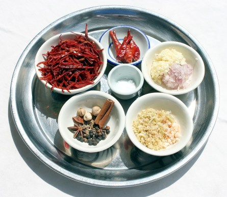 homemade-massaman-curry-paste-1